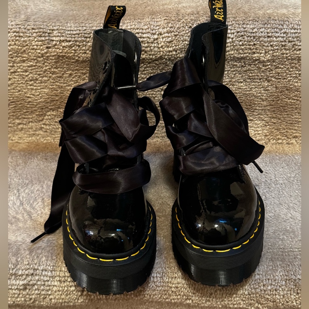 Retro Dr. Martens boots. Patent leather, platform boots with ribbon laces Size 6